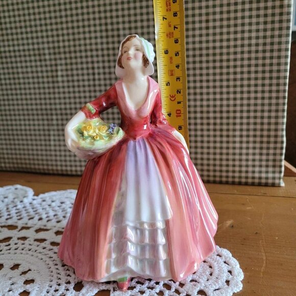 “Janet” Figurine HN1537 of Royal Doulton - Lady with Flower Basket - Picture 12 of 12